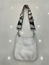 Load image into Gallery viewer, A small messenger with straps