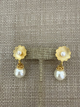 Load image into Gallery viewer, A gold earring
