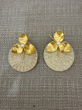 Load image into Gallery viewer, Cm flower /pearl sphere earings
