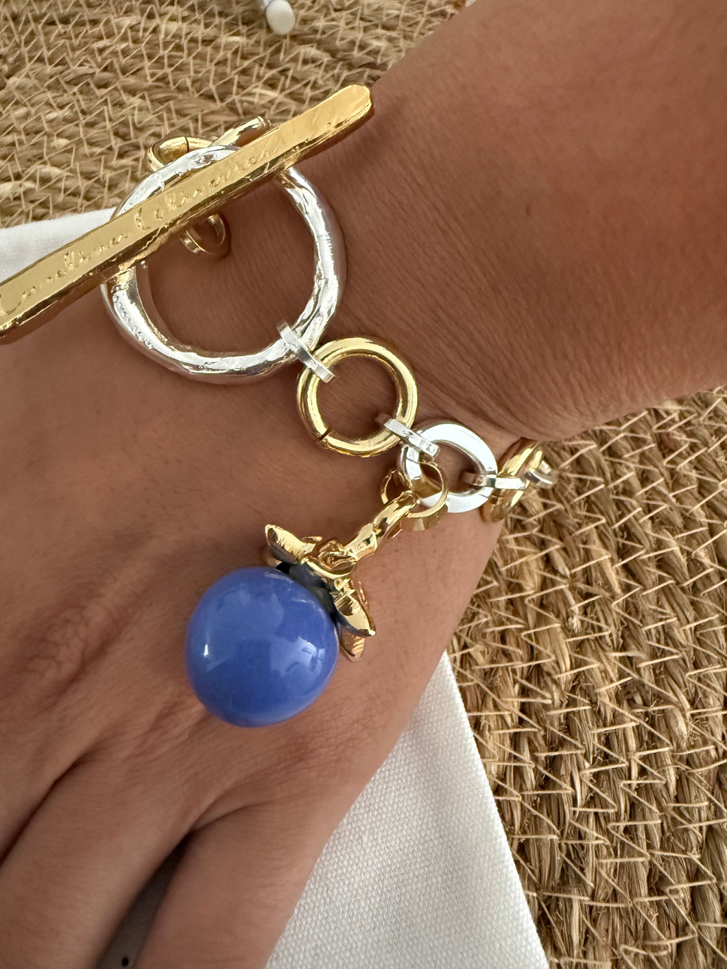 Carolina olivares City brazalete