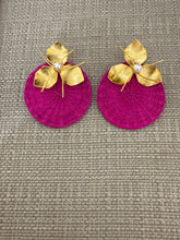 Load image into Gallery viewer, Cm flower /pearl sphere earings
