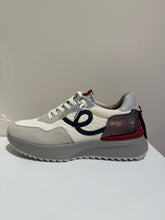 Load image into Gallery viewer, Eb Crambery sneakers
