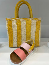 Load image into Gallery viewer, Wicker hand made colombian mini purse
